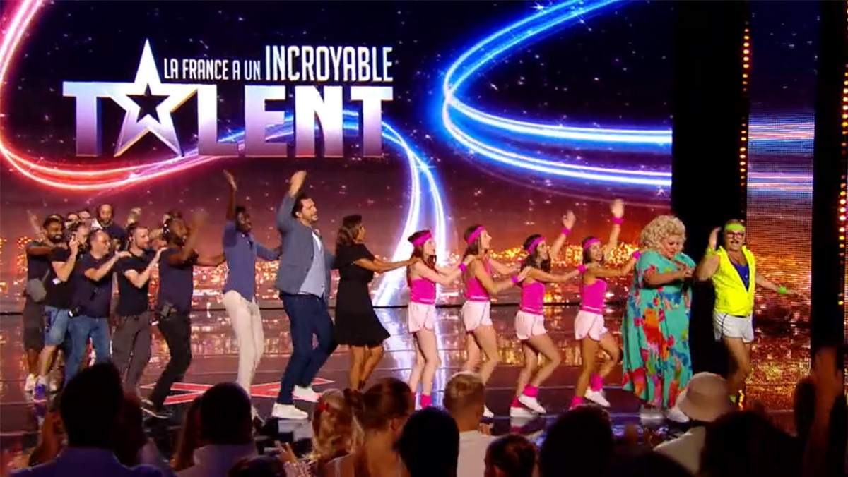 Une chenille géante dans la France a un incroyable talent