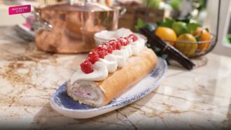 Tous en cuisine avec Cyril Lignac : recette du gâteau roulé, chantilly vanille, framboises