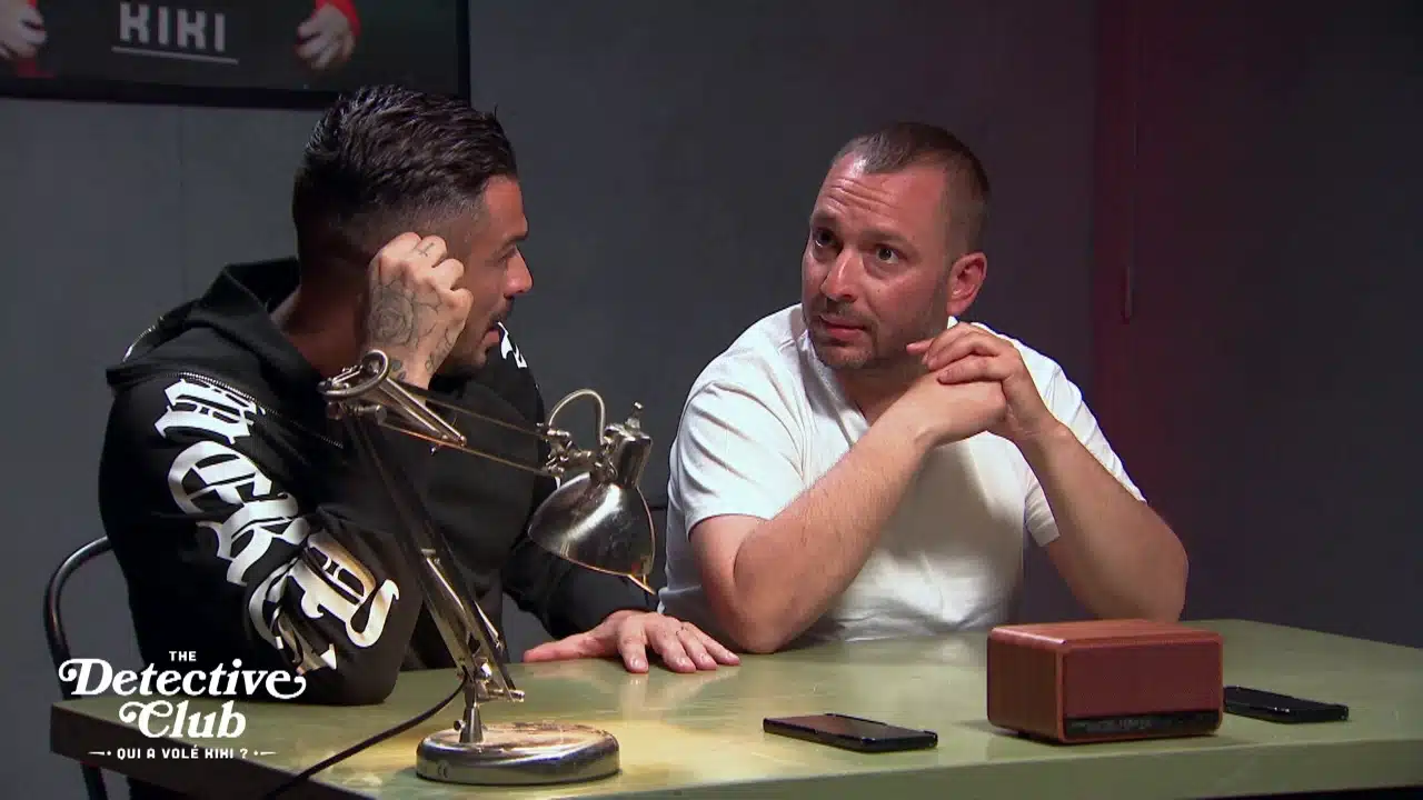 Julien Tanti et Bengous en salle d'interrogatoire dans The Detective Club