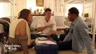&quot;The Detective Club&quot; : Enzo trahi par un t-shirt ? Le trio Valentin, Marine et Hugo passe à l’action dans l&#039;épisode du 8 juillet à voir en avance avec M6+ MAX