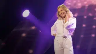 Inédit : le dernier spectacle de Caroline Vigneaux avec Les Bodin’s, Anne Roumanoff, Philippe Lellouche (entre autres) diffusé sur W9 le 19 juin