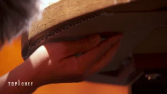 Top Chef : un candidat colle des chewing-gums à manger sous une table, sa proposition divise