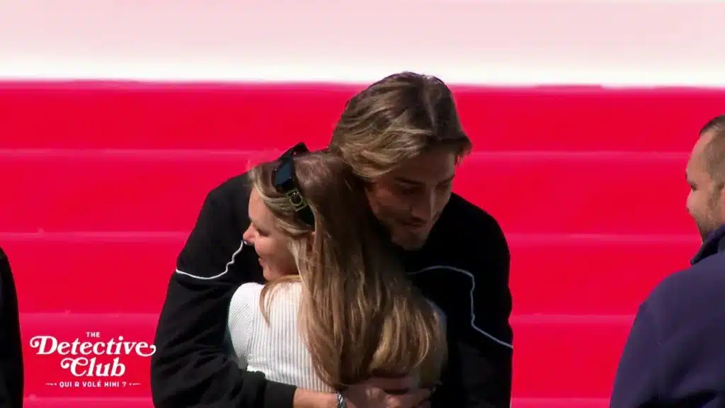 Adixia enlace Nicolo avant qu'il ne monte sur la trappe