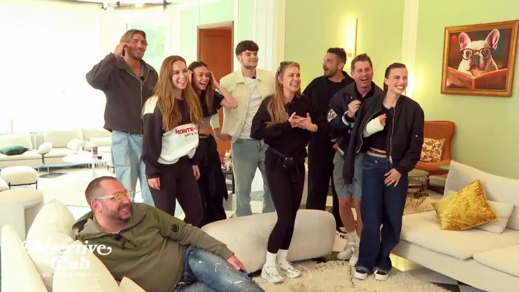 Les candidats de The Detective Club célèbrent leur victoire après la révélation d'Enzo