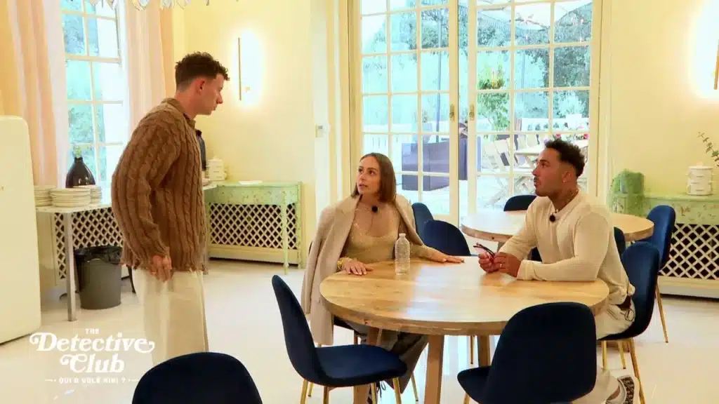 Marine se rapproche de Vivian et écarte Hugo dans The Detective Club qui a volé Kiki