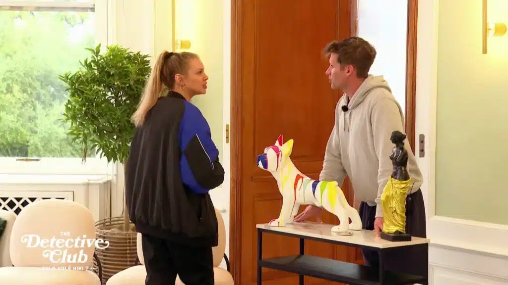 Adixia accuse Benoît d'être le voleur et vise versa dans The Detective Club