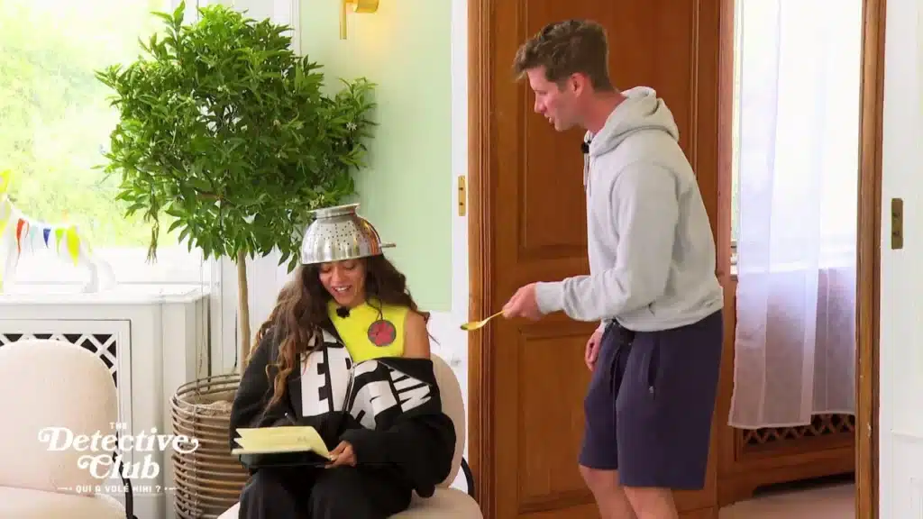 Benoît fait passer un détecteur de mensonge à Jessy dans The Detective Club