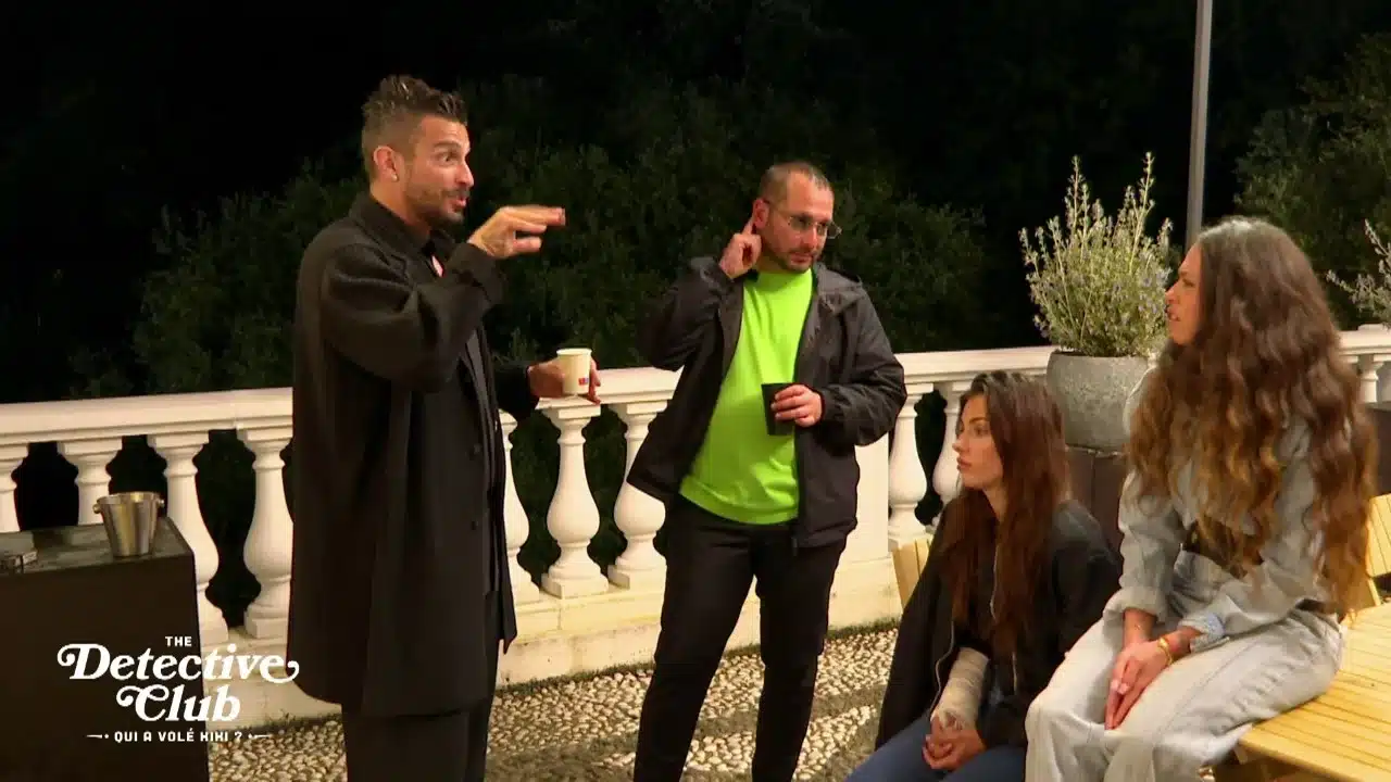 Julien Tanti accuse Jessy d'être la voleuse avec Giuseppa dans The Detective Club du 7 août