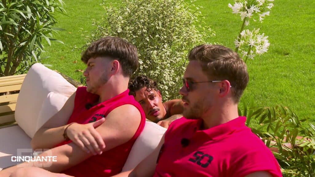 Marco forme une alliance secrète avec Enzo et Paul de l'équipe rouge