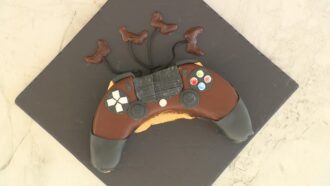 Découvrez la recette d’entremets manette de jeu – chocolat noir, maïs &amp;amp; citron vert de Margot pour l’épreuve créative du Meilleur Pâtissier 2025