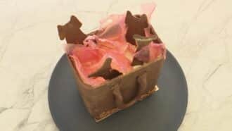 Découvrez la recette d’entremets « Sac de shopping chocolat » Whisky, cacahuètes &amp;amp; cacao de Pascale pour l’épreuve créative du Meilleur Pâtissier 2025