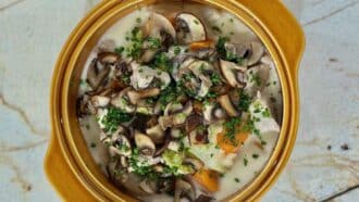 Plat mijoté : Cyril Lignac révèle les secrets de sa blanquette de veau dans Tous en cuisine du 27 septembre
