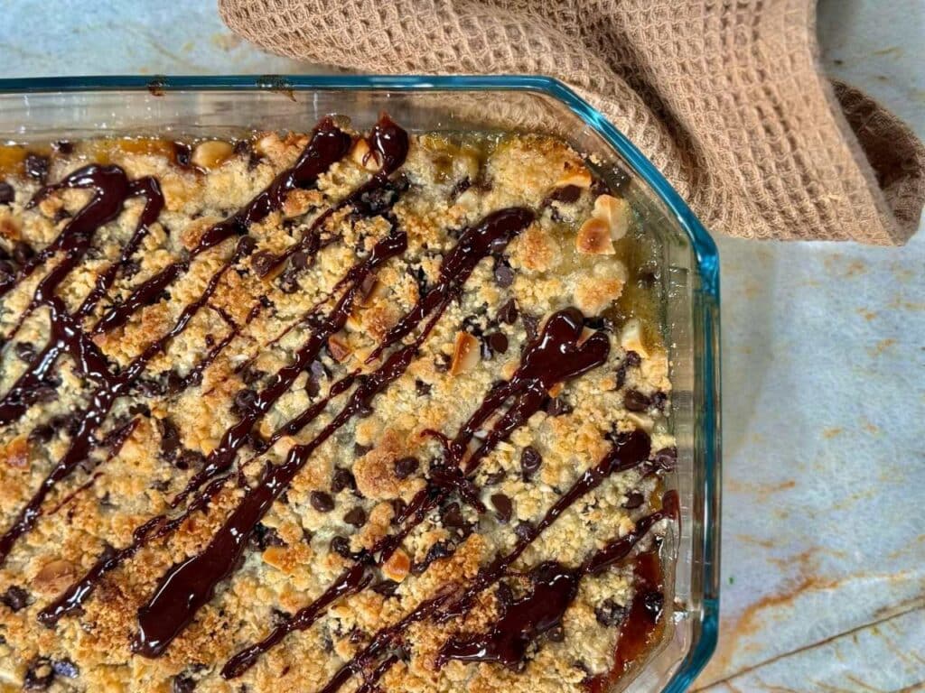 Crumble de poires, macadamia, sauce chocolat