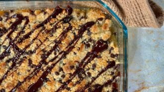 Dessert d’automne : crumble poires-chocolat-macadamia par Cyril Lignac dans Tous en cuisine du 27 septembre