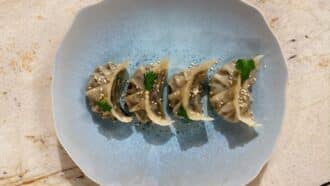 Recette de Cyril Lignac des gyozas de bœuf aux herbes dans Tous en cuisine du 20 septembre