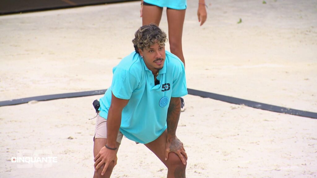 Marco nargue les autres joueurs dans l'arène des 50