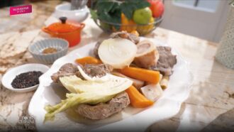 Recette pour les grandes tablées : le pot-au-feu de Cyril Lignac dans Tous en cuisine du 20 septembre