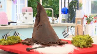 L&#039;étonnante recette de gâteau “chapeau de Merlin” d’Adrien pour l’épreuve créative du Meilleur Pâtissier 2025 (émission 6)