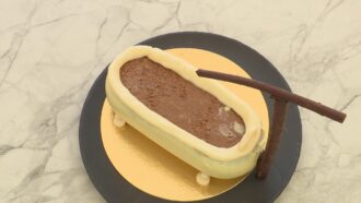 Découvrez la recette de gâteau banane, chocolat &amp;amp; praliné façon baignoire de Clara pour l’épreuve créative du Meilleur Pâtissier 2025