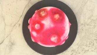 Découvrez la recette d’entremets pop-corn &amp;amp; chocolat et décor pâte à sucre d’Elsa pour l’épreuve créative du Meilleur Pâtissier 2025