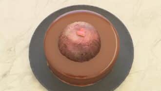 Découvrez la recette d’entremets « Rose précieuse » chocolat et framboise de Victoria pour l’épreuve créative du Meilleur Pâtissier 2025