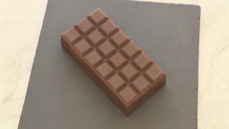 La recette d’entremets tablette chocolat – framboise, gianduja &amp;amp; barbe à papa de Maamar pour l’épreuve créative du Meilleur Pâtissier