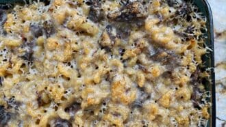 Gratin de coquillettes au bœuf bourguignon : la recette de Cyril Lignac dans Tous en cuisine ce 18 octobre