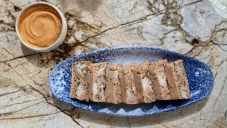 Recette anti-gaspi avec Cyril Lignac : pain de poisson à la tomate et muscade dans Tous en cuisine du 11 octobre