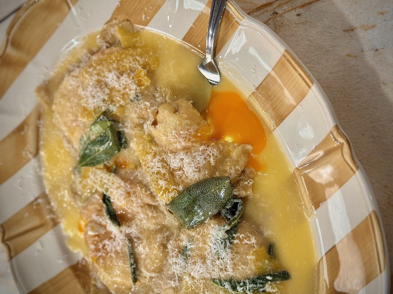 RAVIOLI À L'ŒUF COULANT, BEURRE DE SAUGE