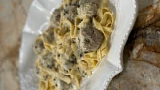 Recette de Cyril Lignac de tagliatelles aux boulettes moelleuses et sauce au poivre dans Tous en cuisine du 4 octobre