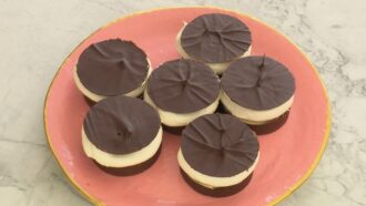 Découvrez la recette de coulant au chocolat revisitée d’Adrien pour l’épreuve classique du Meilleur Pâtissier 2025 (émission 4)