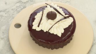 Forêt noire revisitée de Maamar pour l’épreuve classique du Meilleur Pâtissier 2025 (recette complète)