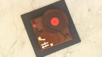 La recette du superbe gâteau « Platine Vinyle » chocolat, noisette &amp;amp; tonka de Seb pour l’épreuve créative du Meilleur Pâtissier 2025