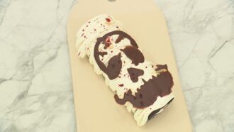 Roulé d&#039;Halloween revisité : la recette de Maamar pour l’épreuve classique du Meilleur Pâtissier 2025 (épisode 7)