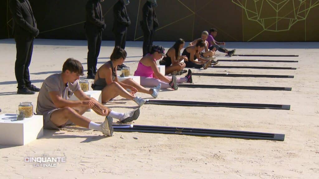 Les candidats des Cinquante s'affrontent sur une épreuve de lancer d'élastiques ce 4 novembre