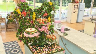 “Jardin royal et fleuri” : le gâteau créatif de Seb pour la finale du Meilleur Pâtissier du 11 décembre (recette complète)