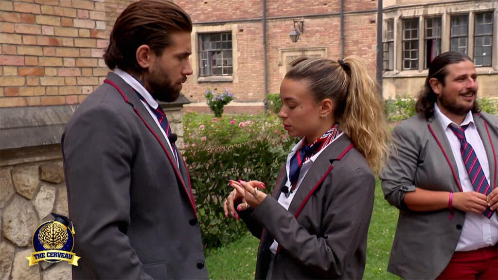 Colette hésite à se mettre en binôme avec Enzo dans The Cerveau du 23 décembre