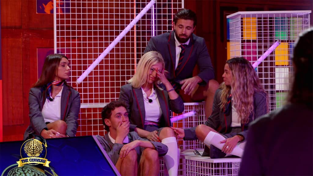 Stéphanie en pleurs craignant de perdre Nikola dans The Cerveau