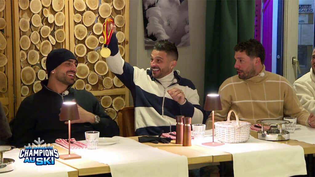 Julien Tanti nargue Anthony Alcaraz avec sa médaille d'or des Apprentis Champions du 26 janvier