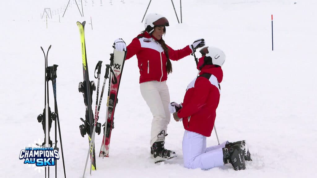 Laura Lempika et Marco affichent une complicité évidente dans les Apprentis Champions au ski
