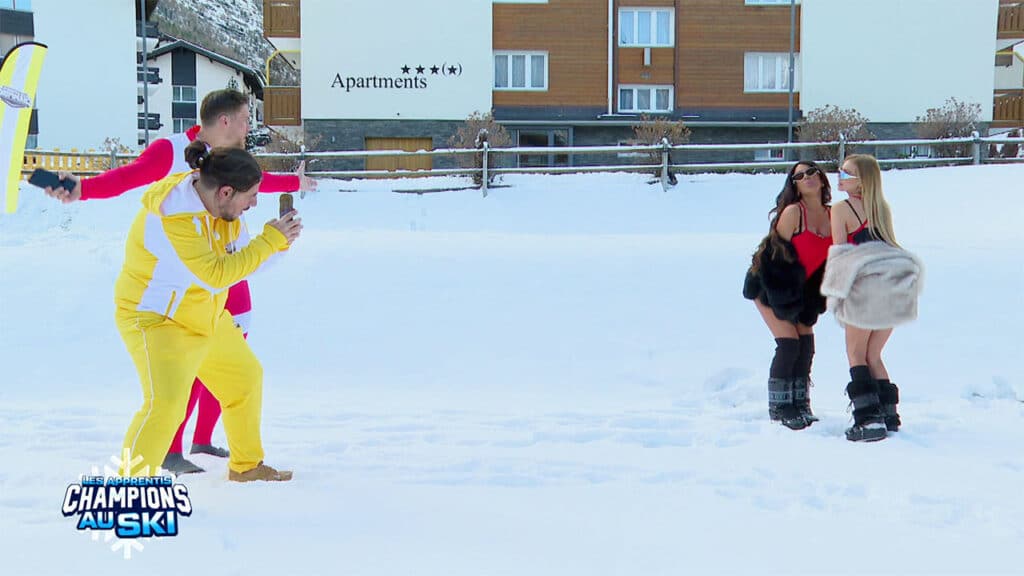 Laura et Adixia prennent des photos sexy dans la neige avec Louison et Paul