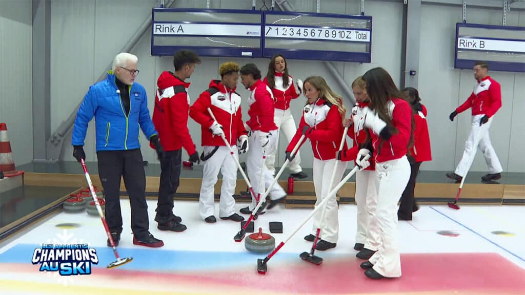 L'équipe rouge des Apprentis Champions au ski lors de l'entraînement de curling