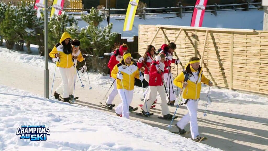 Les Apprentis Champions rouges et jaunes s'affrontent dans une épreuve d'expédition ce 12 février