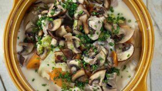 Tous en cuisine avec Cyril Lignac : recette de blanquette de veau, poêlée de champignons
