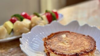 Tous en cuisine avec Cyril Lignac : recette du croque plat au jambon à la crème de fromage et brochettes de légumes grillés