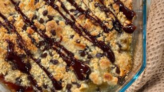 Tous en cuisine avec Cyril Lignac : recette du crumble de poires et macadamia, sauce chocolat