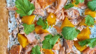 Tous en cuisine avec Cyril Lignac du lundi 8 juin: recette de la grande tarte feuilletée, yaourt léger et légumes, émietté de saumon
