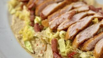 Tous en cuisine avec Cyril Lignac du lundi 8 juin: recette de la salade César aux épices douces, aiguillettes de poulet pané