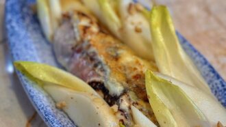 Tous en cuisine avec Cyril Lignac du mardi 9 juin  : recette de la ficelle picarde, Salade d'endives, poires et noix
