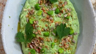 Tous en cuisine avec Cyril Lignac du jeudi 11 juin: recette du guacamole crémeux, petits pois et graines